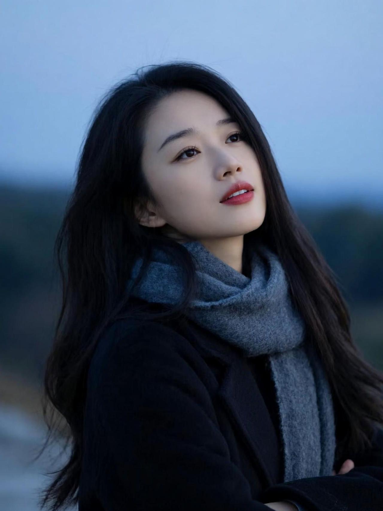 当你把人性看透了，你会变得不喜欢交朋友，曾经的你对谁都很热情，可后来你发现对别人