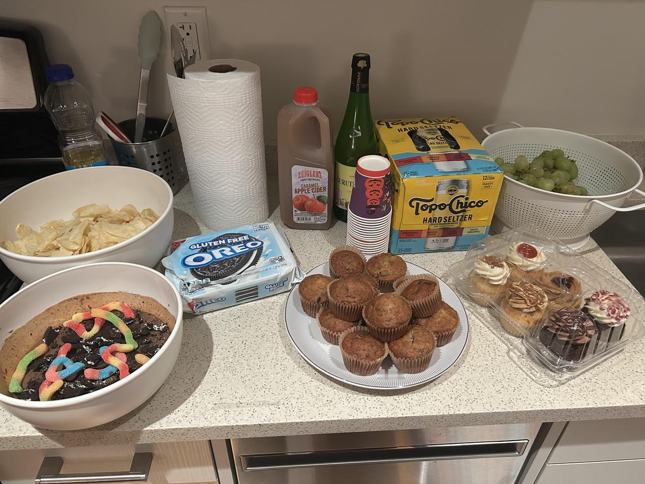 一个人准备了满桌食物和酒水办万圣节派对，结果客人陆续临时取消，最后一个人都没来，