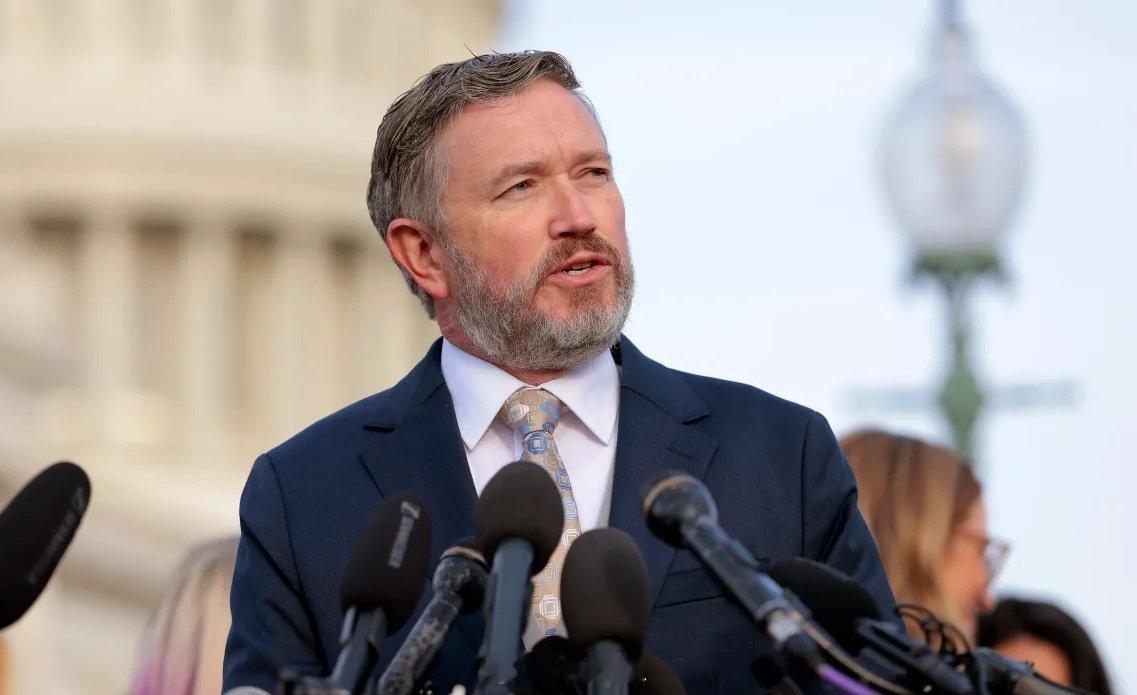 众议员托马斯·马西威胁称，如果司法部不公布爱泼斯坦档案中被删减掉的名单，他将公开