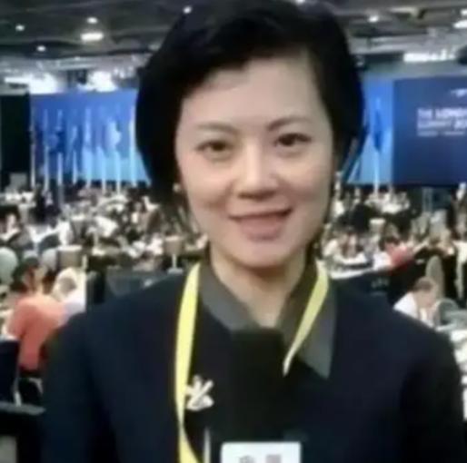 “我愿意放弃中国国籍，自愿加入英国！” 这句话，出自前央视才女主持人姜丰之手，这