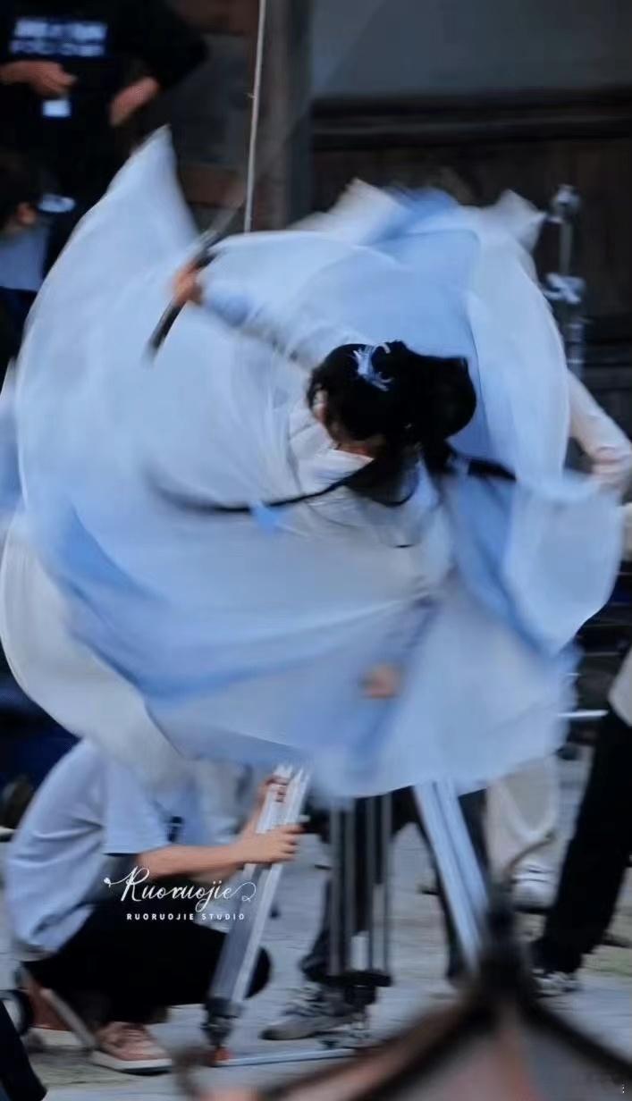 #成毅打戏转圈##成毅720度大回旋# 成毅在打戏中实现的 720 度大回旋惊艳