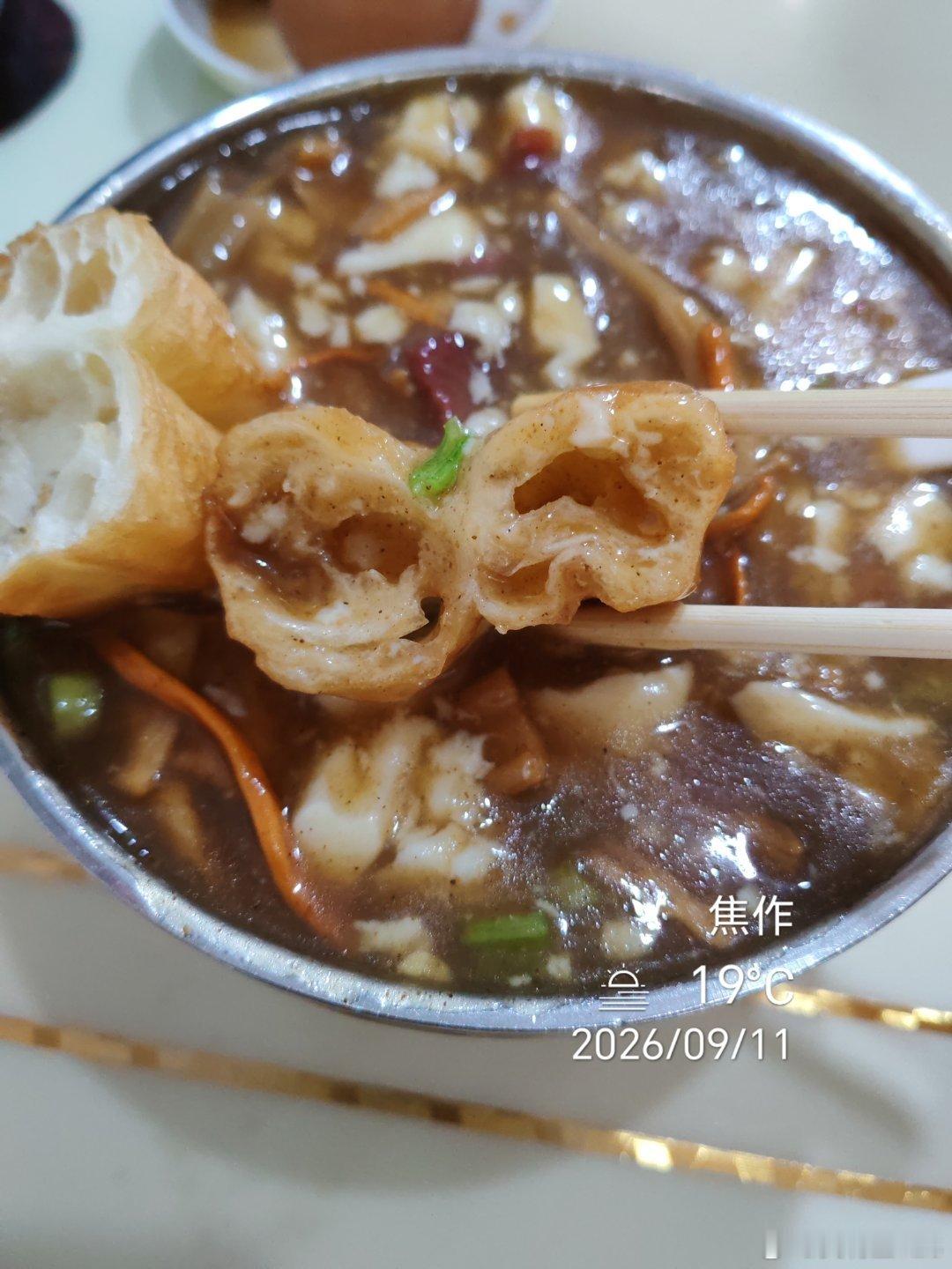 又来这家喝胡辣汤了，就两小片肉才是正常吧，上次是11点了，锅底肉多吧哈哈哈一碗胡