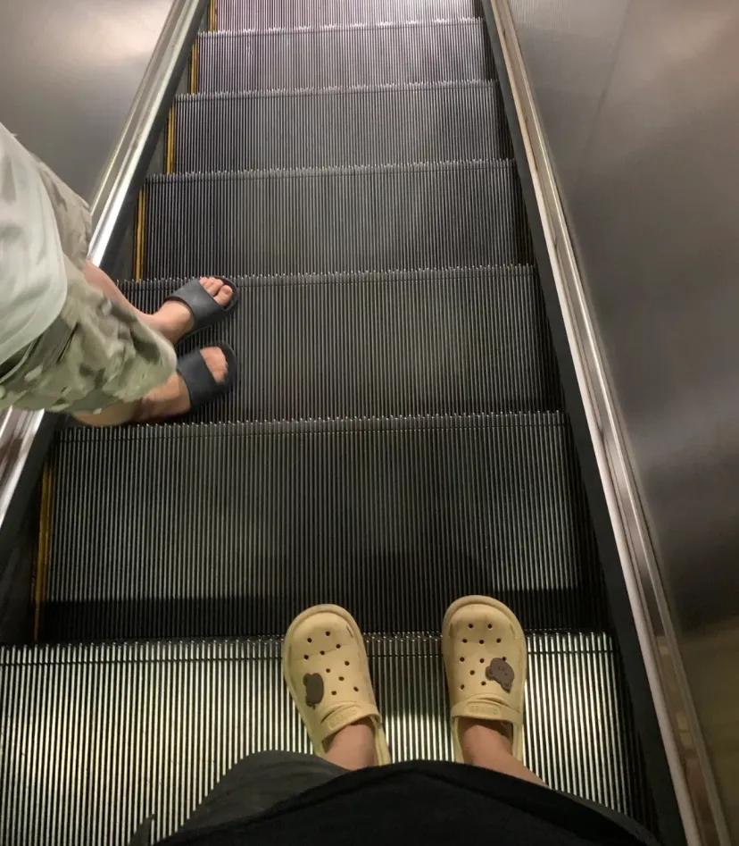 洞洞鞋到底得罪谁了!为什么要禁止它进地铁
洞洞鞋和地铁究竟是什么梗?
穿洞洞鞋进