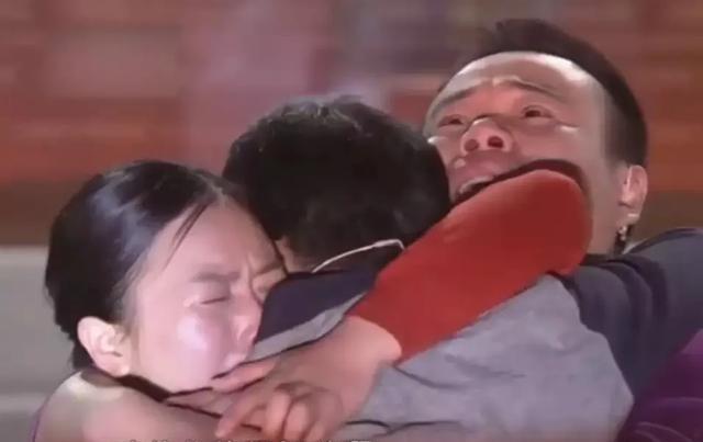 1992年，因儿子被拐寻找两年无果后，一男子买来炸药，绑在自己与妻子身上。然后将