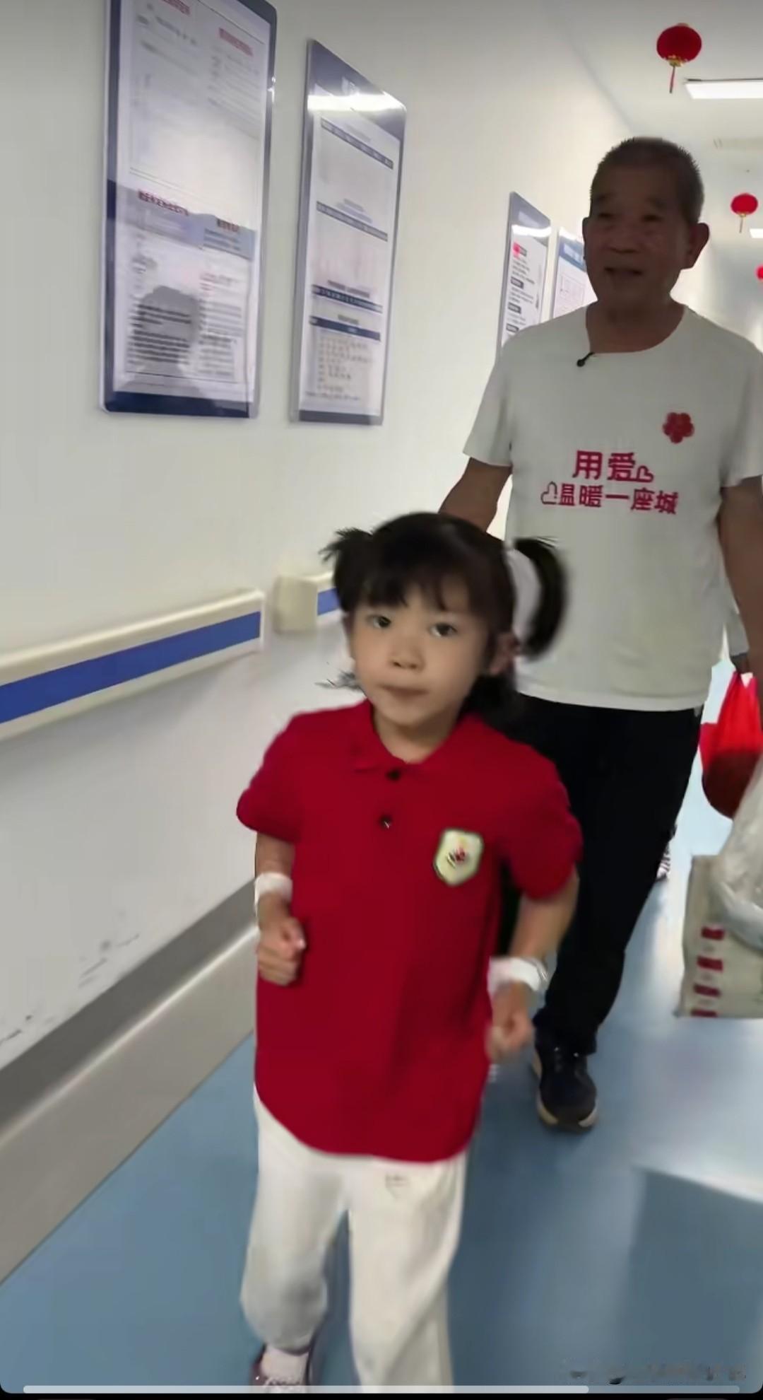6岁小天赐的75岁父亲今天给卧床老伴做营养餐，天赐的妈妈住进康复医院一个月了，老