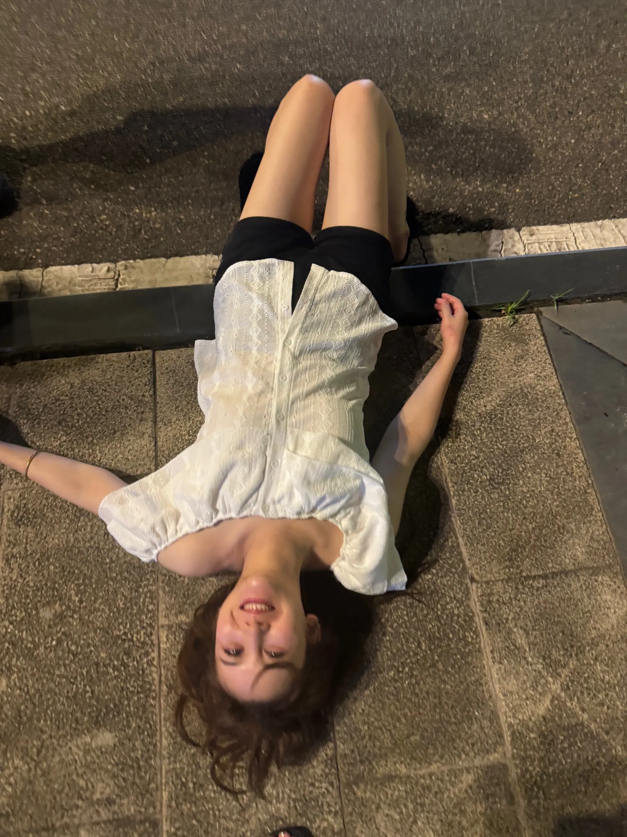 酒后 其实酒不好喝 我也不爱喝酒 只是喝完以后那种不清醒的状态 可以让...