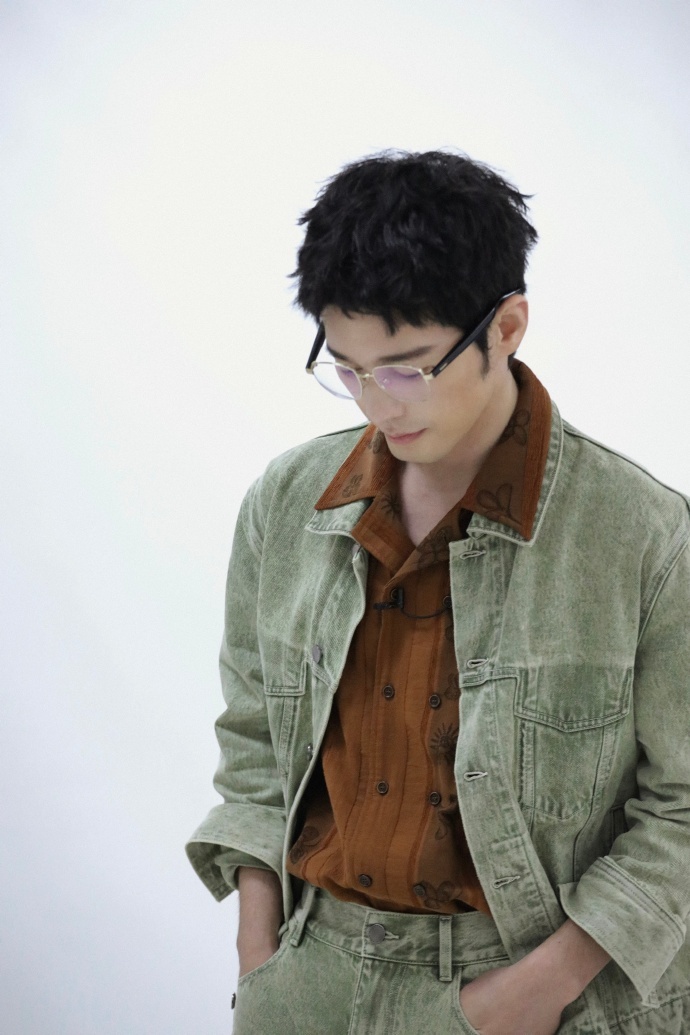 #白宇80年代牛仔套装#白宇的 80 年代牛仔套装太有特色了，尽显年代感的同时，