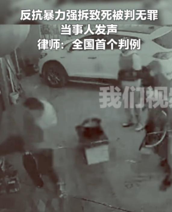 “判得好！”陕西西咸新区，男子家老房子遭到大批外来人员的强拆。男子一怒之下与这些