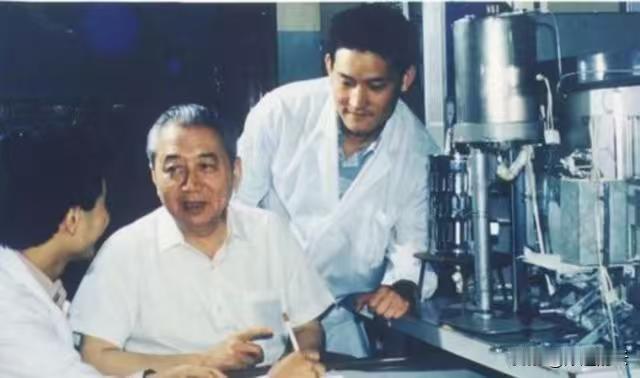 2001年，美国以高价将一批淘汰的设备卖给中国，导致我国损失数亿元，正当美国准备