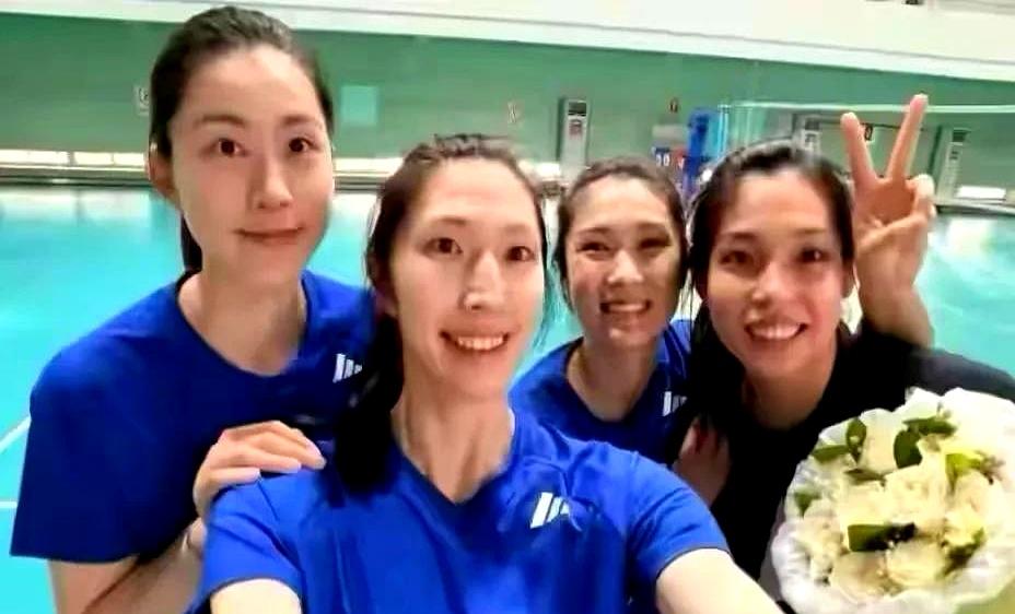 主流媒体这两天的口风，已经够委婉了。
中国女排前面那段“磨合试阵”的日子，差不多