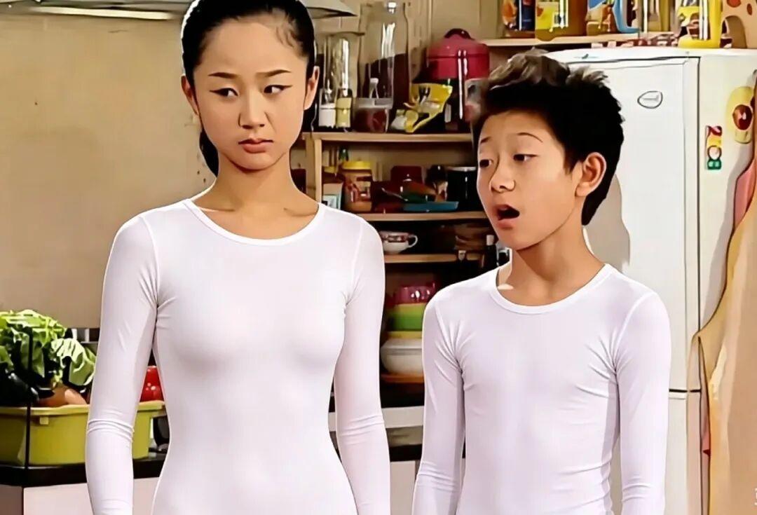 这是《家有儿女》厨房的经典片段，夏雪身着白色紧身上衣，神情略带无奈，目光看向一旁