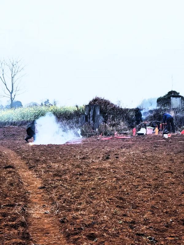 清明临近去上坟，
添捧新土祭亲人，
万枚纸灰扑泪面，
爹娘啊！
三尺黄土隐您身，