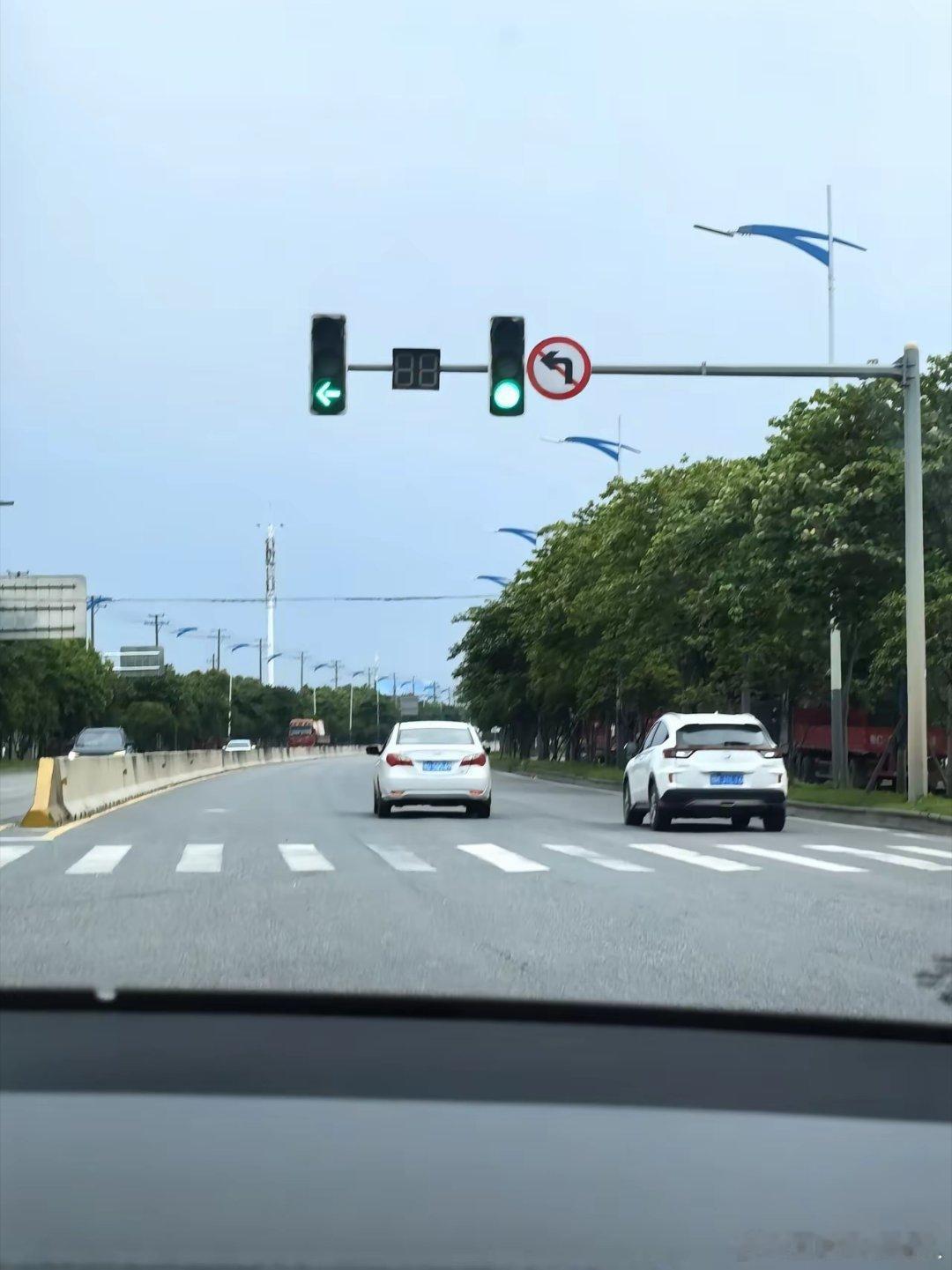 绿灯说能左转，但有禁止左转标志时，我该听哪个的呢？ ​​​