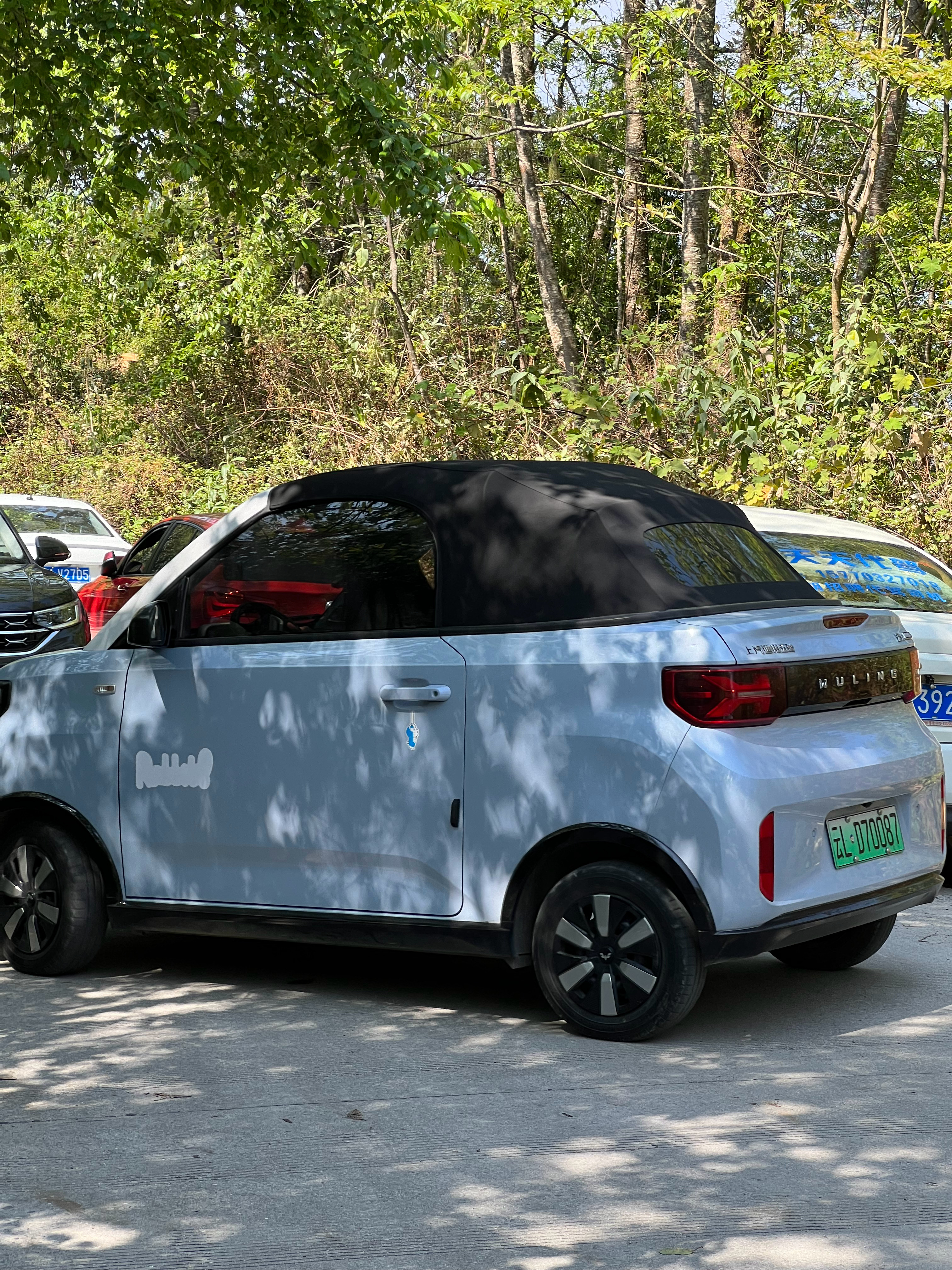 这是我第一次看见五菱mini的敞篷版哈哈哈，好奇特 