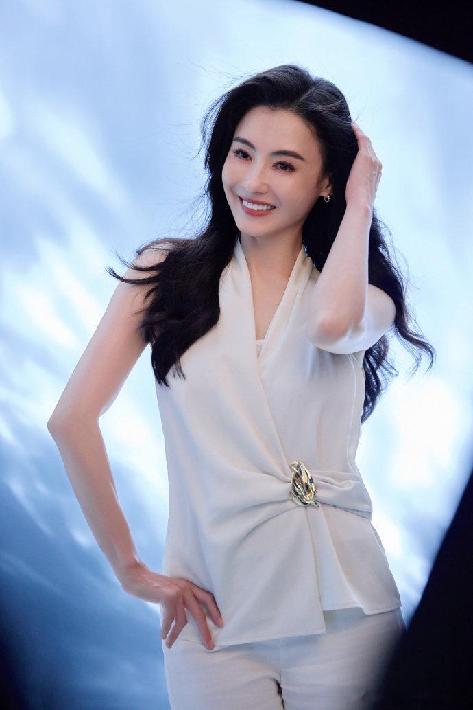 张柏芝重返19岁的一天 看完直接被戳中回忆！张柏芝解锁重返19岁的一天，复刻当年