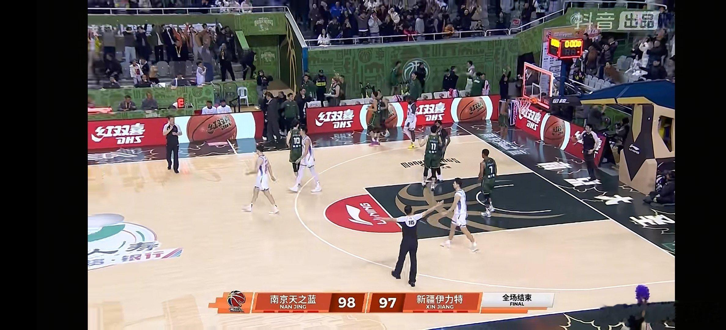 同曦男篮主场一分分差战胜新疆伊力特，最后时刻新疆队吴冠希和西尔扎提四次罚球打铁，