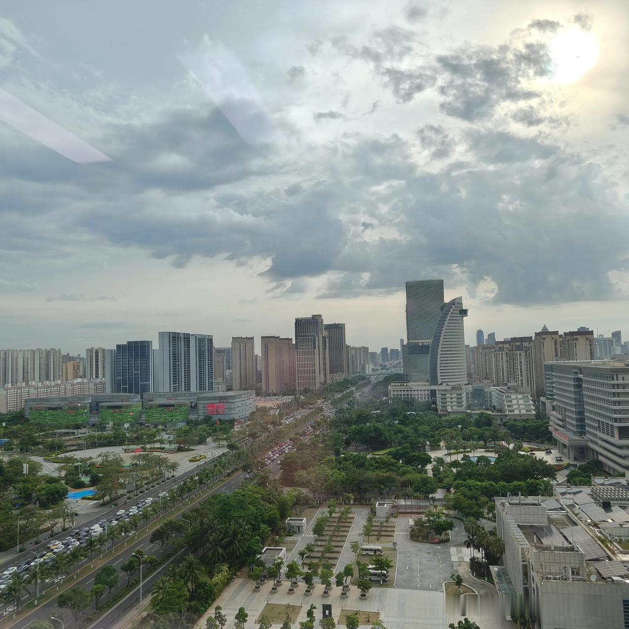 连续几日高温橙色预警下的海口国兴大道，海航大厦、北京大厦等标志性建筑在夕阳🌇余