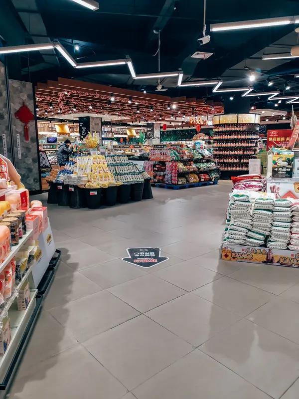 下沉市场里，沃尔玛还真可能干不过地头蛇商超。就拿我老家那来说，沃尔玛开了没几年就