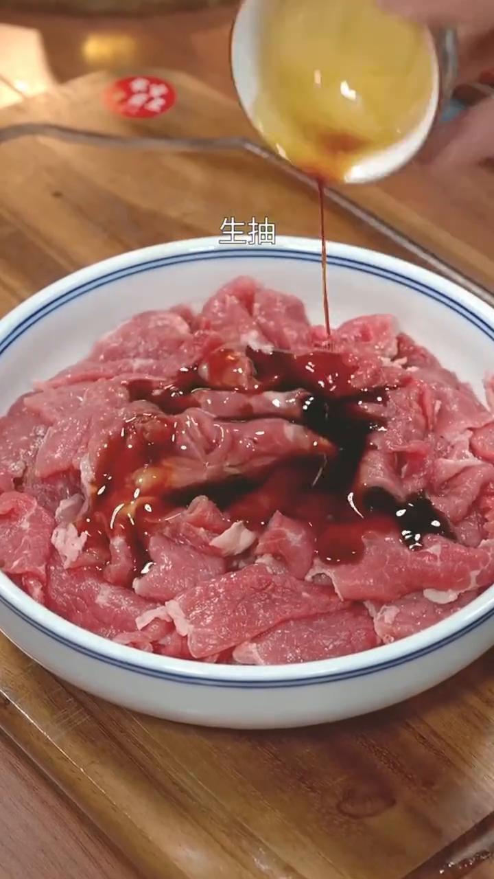 水煮肉片。
我们全家人都很喜欢吃水煮肉片，但是我们从来都不去外面吃，因为自己在家