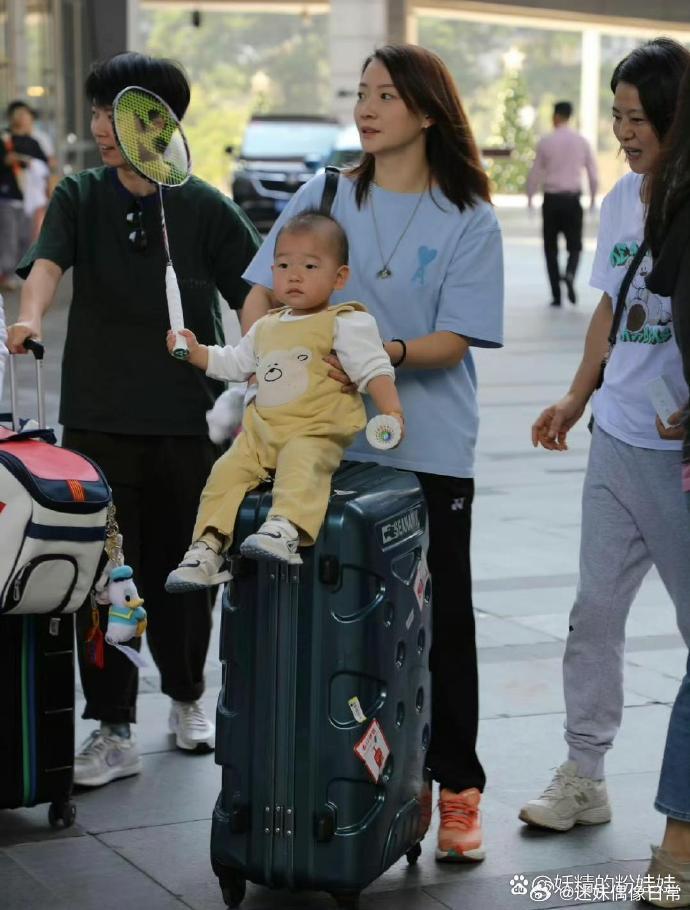 黄雅琼带着郑思维的儿子好像亲生的，经常当“德华”给郑思维带娃，最后一张亲爹像路过