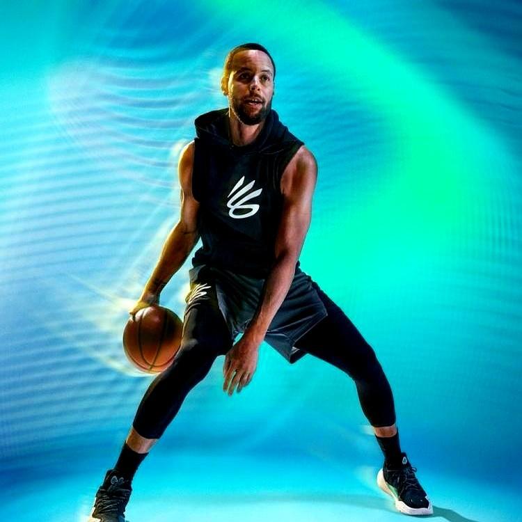 当运动品牌抛弃超级球星，才发现自己原来也能亏得那么惨。

安德玛和库里的十年合作