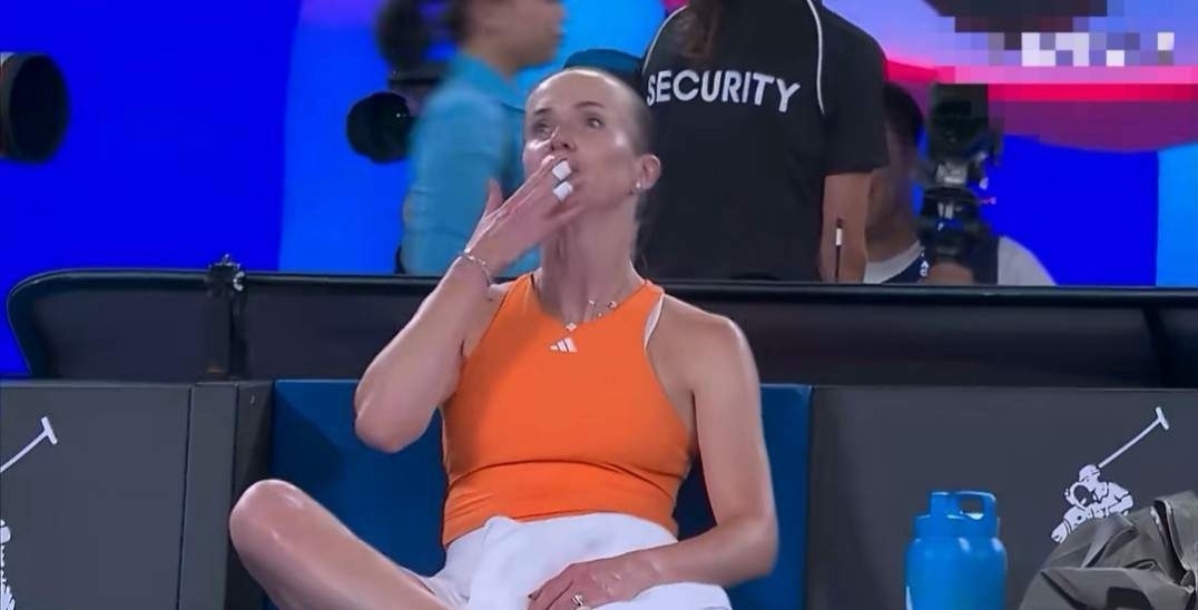 斯维托丽娜今天赢球后太得意了，让人看了有点不适，有点气愤。翘着二郎腿，不停地飞吻