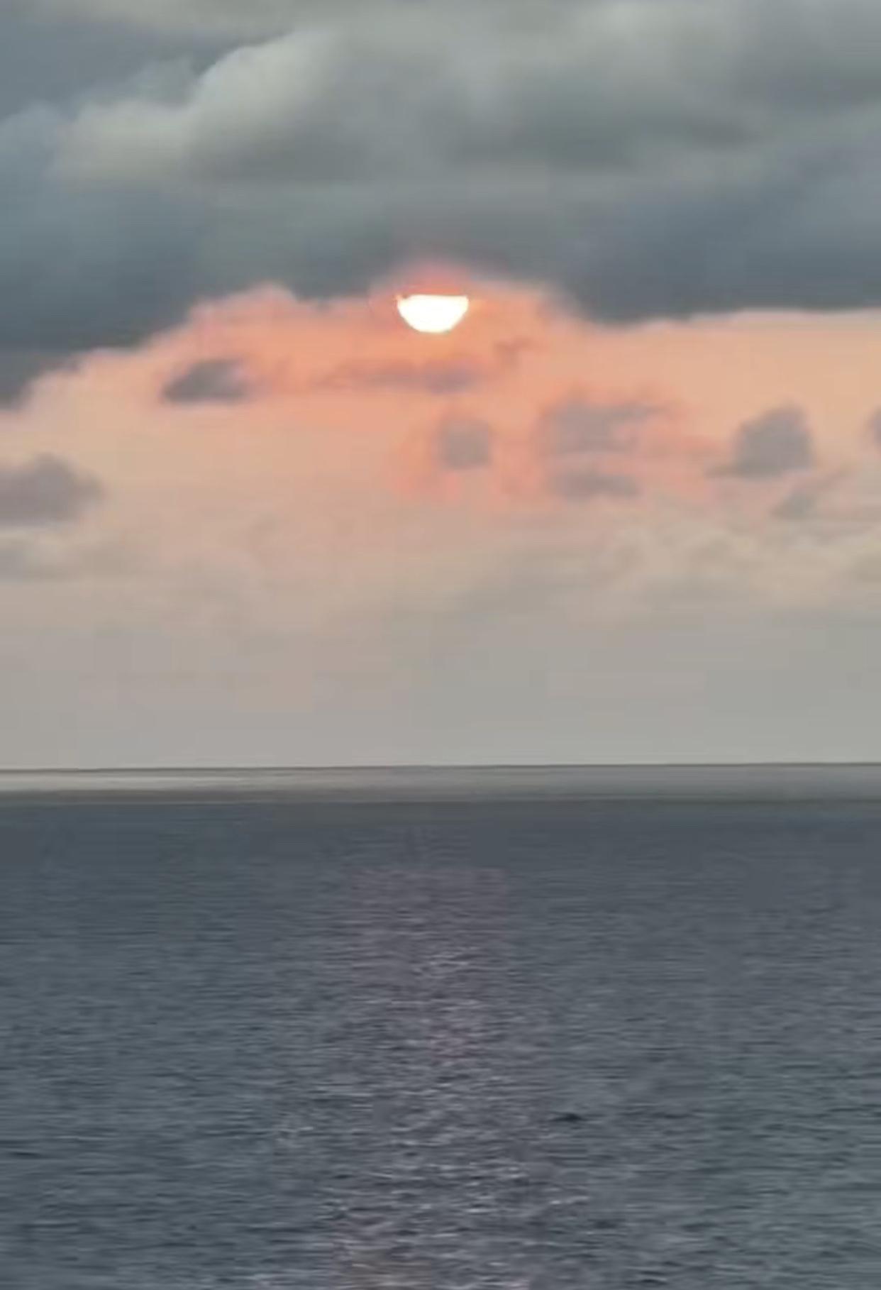 上联：夕阳尽染一江水，请对下联？对，明月晖落半座山。