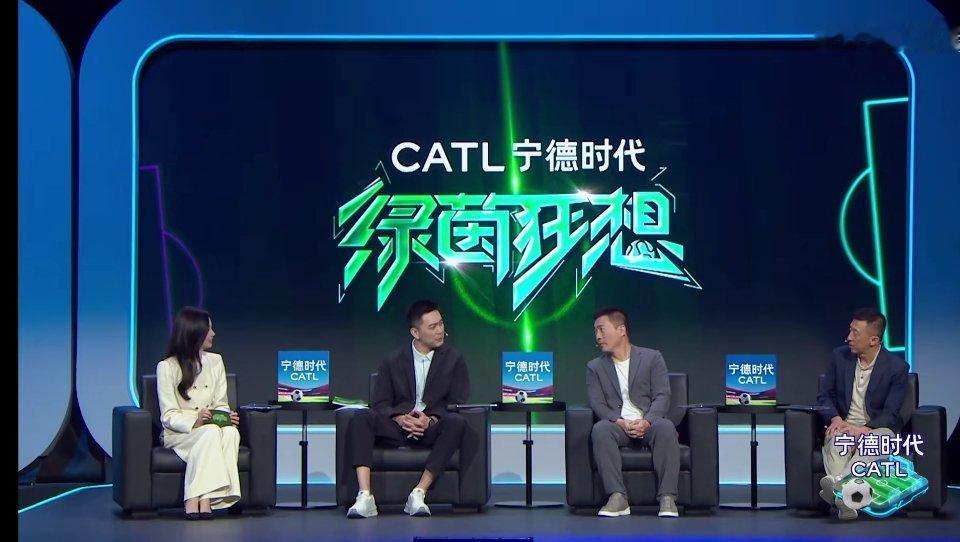 黄健翔杨鸣给马宁点赞这次马宁整体发挥挺在线，场上遇事果断，判罚清晰。两位解说专门