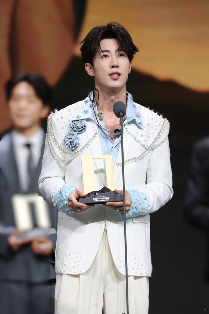 鹭卓我爱你们鹭卓4inlove年度新锐歌曲和鹭卓并肩同行，奔赴每一场满怀期待的相