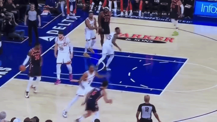 天大的侮辱啊，努尔基奇防守兰德尔手都不伸一下[笑哭]