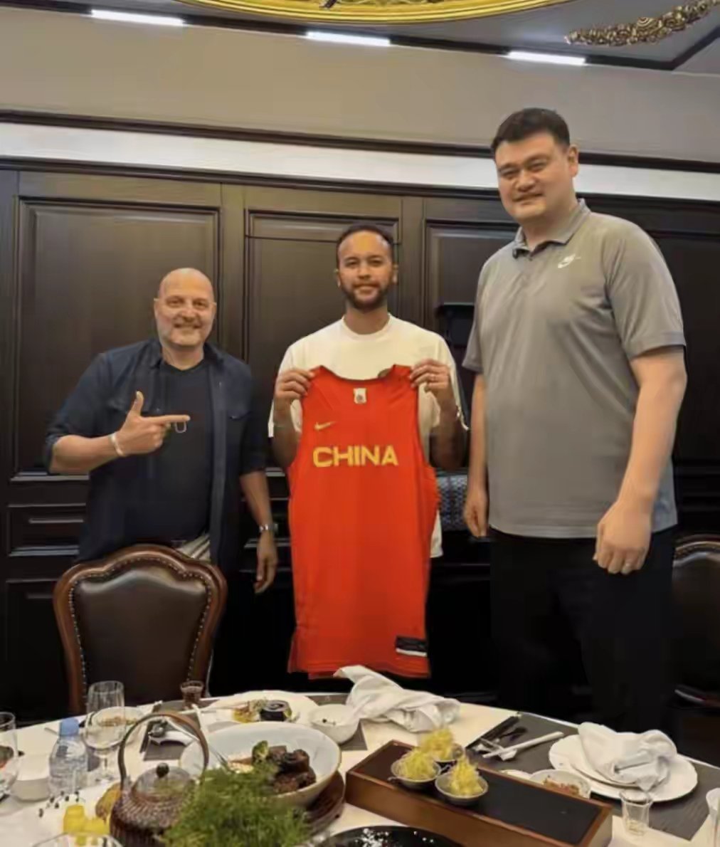 男篮规划外援李凯尔变成美国籍，意味着不会再为中国男篮征战了。当时24年6月份导演