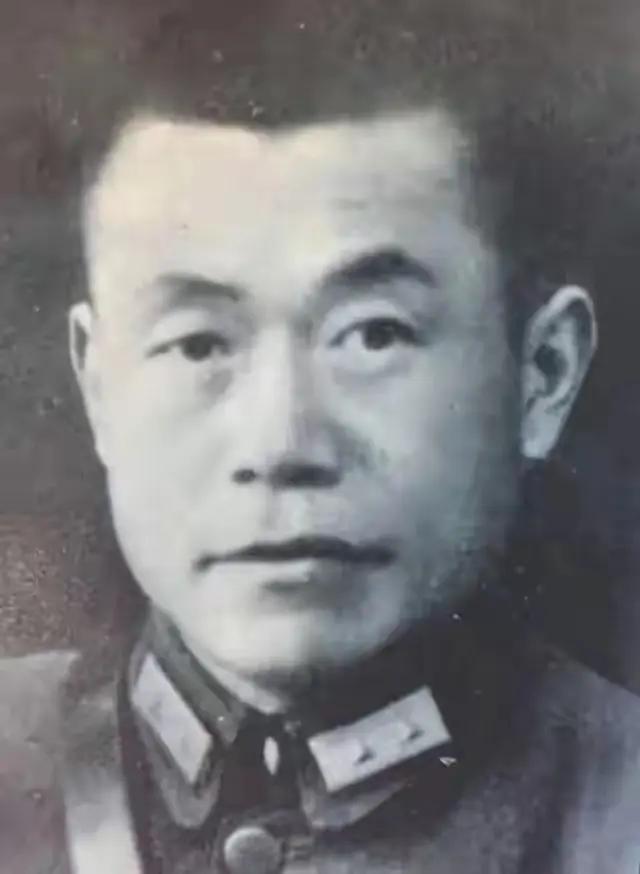 1949年，邱清泉战死后，妻子带着孩子逃命到福建，准备去台湾，就在上船前，次子却