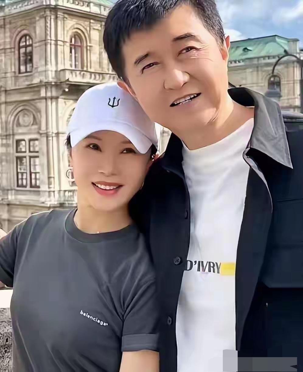 他俩靠一首歌，忘记名字了，只记住一句歌词，烛光中你的笑容，这首歌红遍大江南北，你
