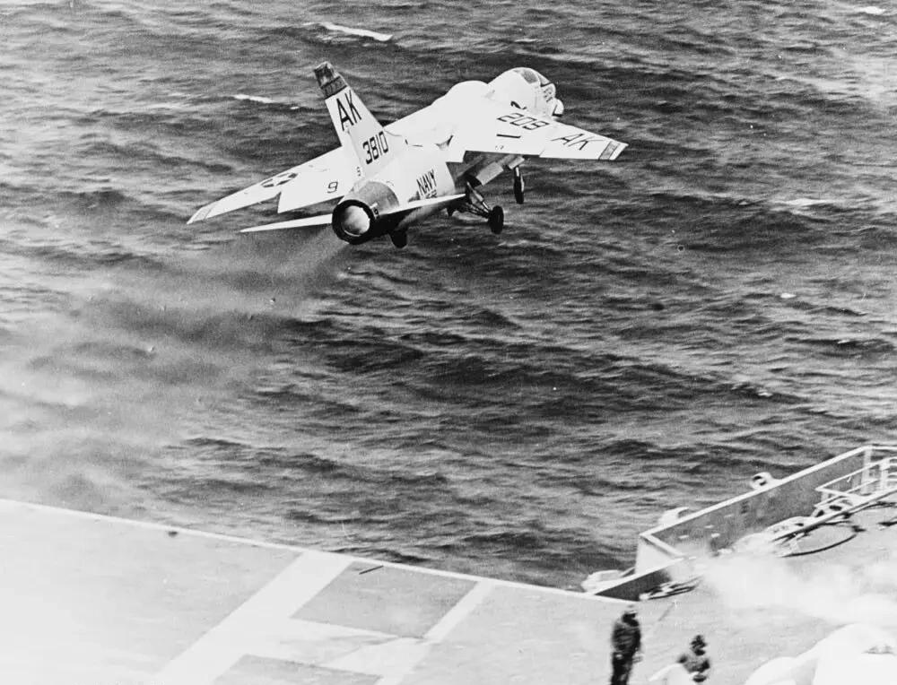 1962年4月14日，一架打开加力燃烧室的F-8“十字军战士”从美国海军“企业”