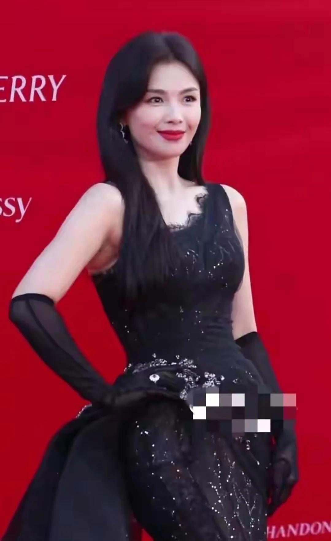 刘涛，红毯上的黑天鹅女王
 
在栩栩华生时尚文化大赏的现场，刘涛一出现，瞬间就成