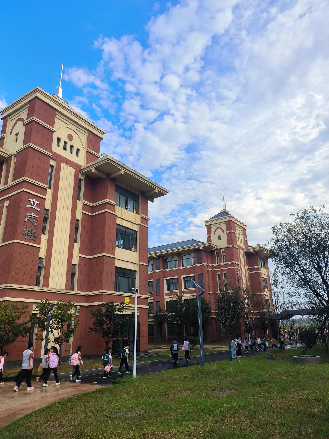 一所学校的会风，与单位的主要领导有关。

有的学校喜欢开会，只要一开会，校长就讲
