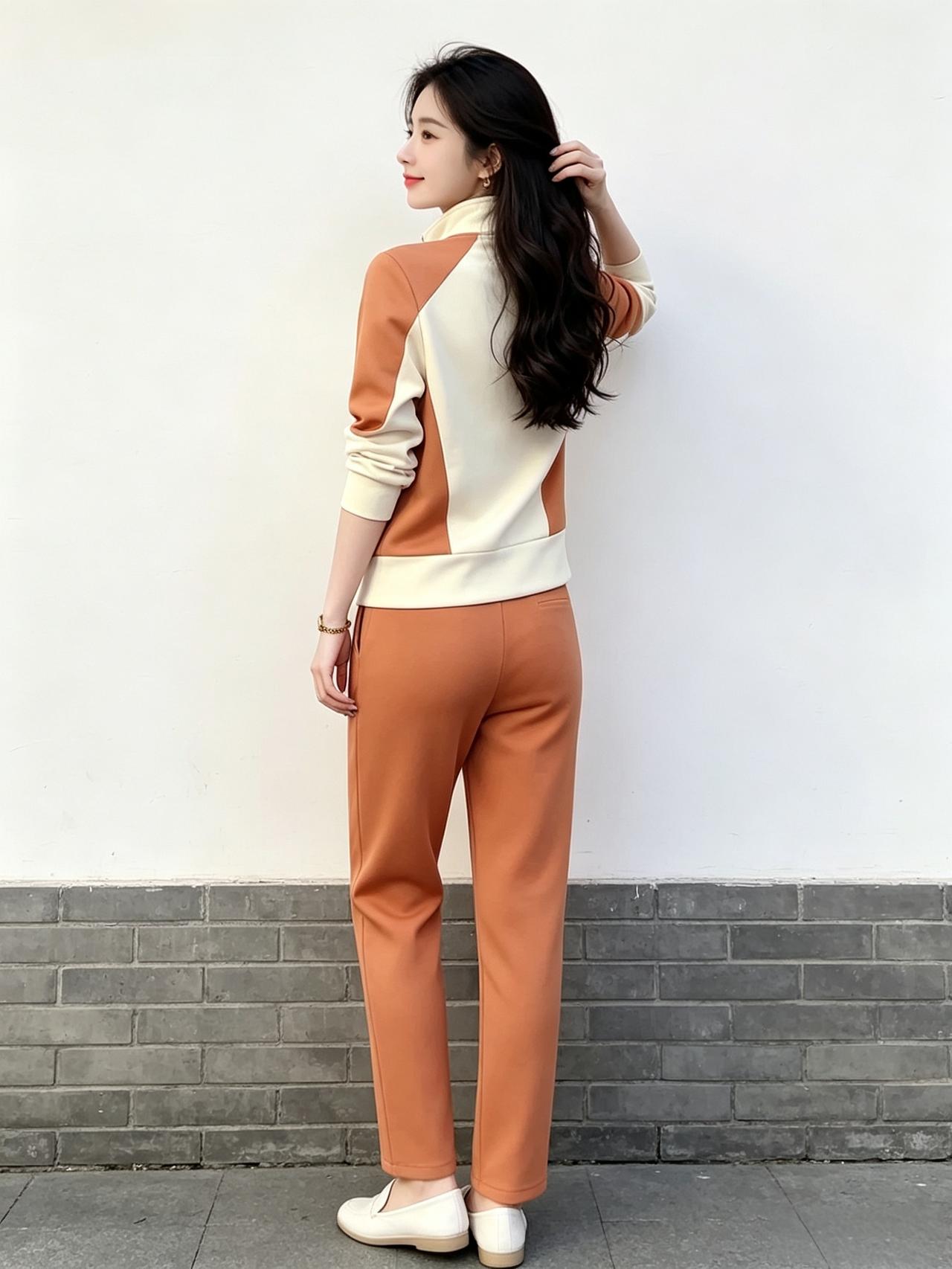 甜美小仙女的穿搭焦糖撞色卫衣太显白啦，搭配同色系神裤，背影杀简直温柔又时髦，谁穿