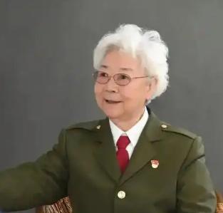 拿着离休金的 87 岁老艺术家，本该在家含饴弄孙，结果却被人发现偷偷跑到影视城里