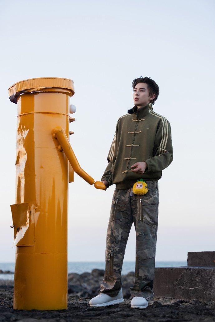 好像看到了王鹤棣当爸爸的样子王鹤棣哄娃也太温柔了吧！火箭发射式送轩轩上床，还细心