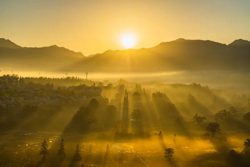 看到“晨光照大地”这个上联，我一下子来了兴致。上联描绘了清晨阳光洒遍大地的壮阔画