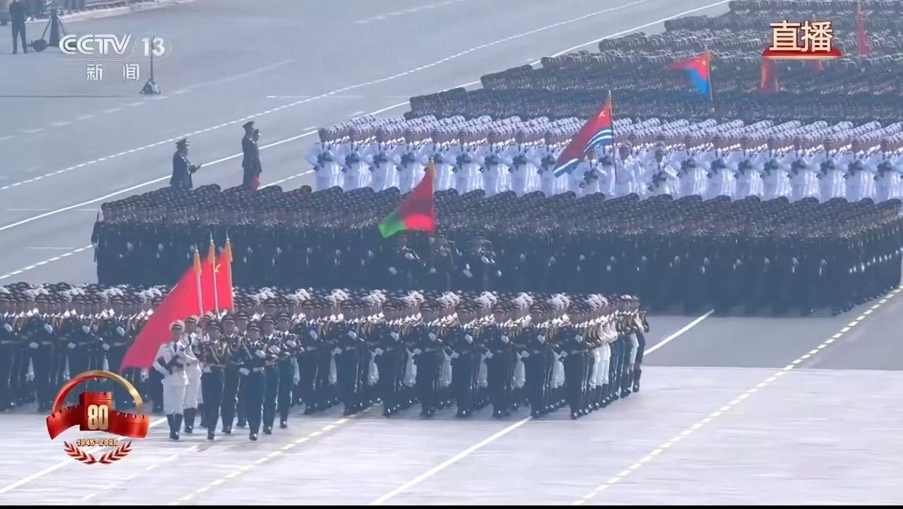 没想到，看阅兵仪式时，电视突然响起来《三大纪律八项注意》配乐。

站在一旁的妈也