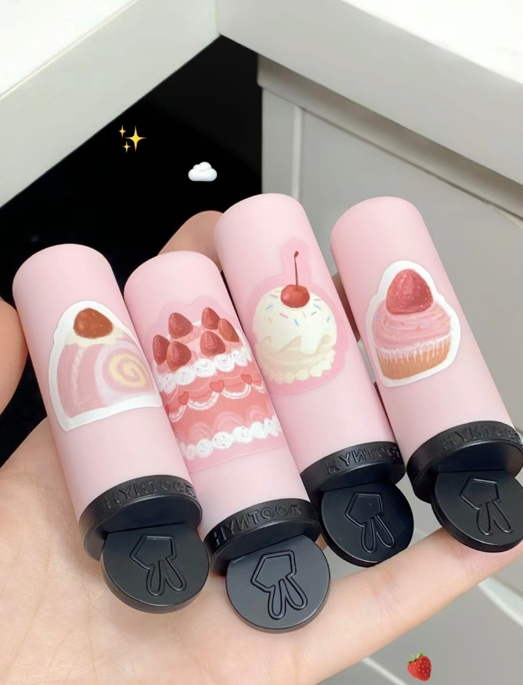 黑兔出口红了耶💄轻薄不沾杯 质地很丝滑！而且不会粘嘴啥的01的桃桃奶油 妥妥的