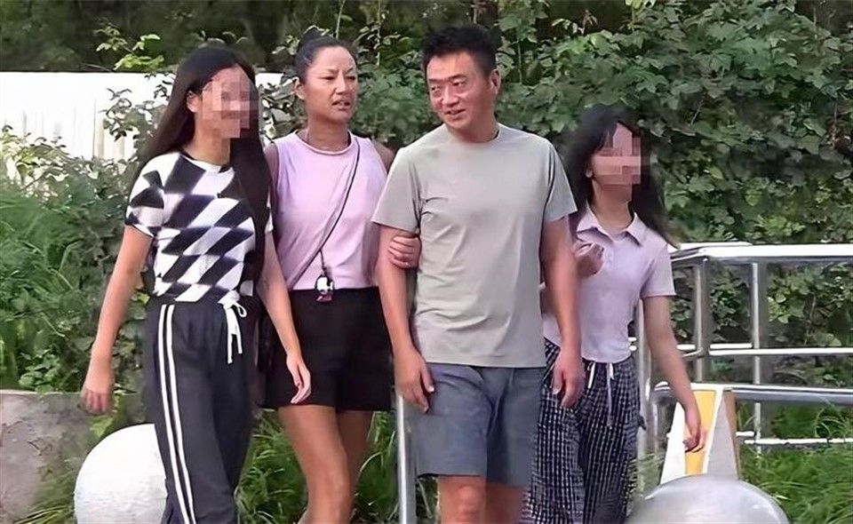 瞿颖一家4口外出聚餐！男友个矮显老面相老实，俩继女身高直逼170