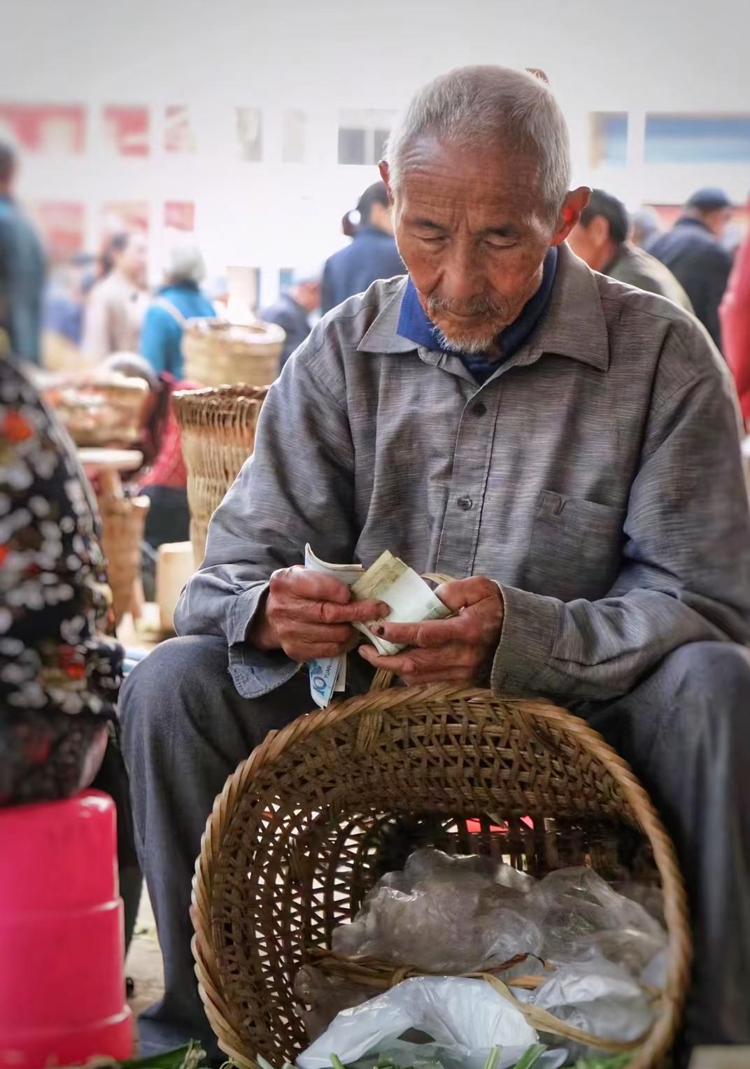 农民确实太可怜了，想娶个媳妇不容易，看到房价金价不断降低，嘴上不说，心里也是乐开