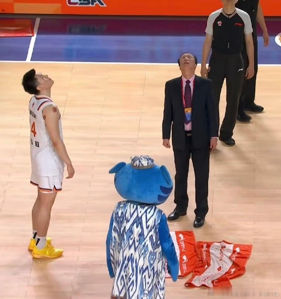 新疆主场下雨了😂，比赛中断新疆男篮VS上海男篮cba