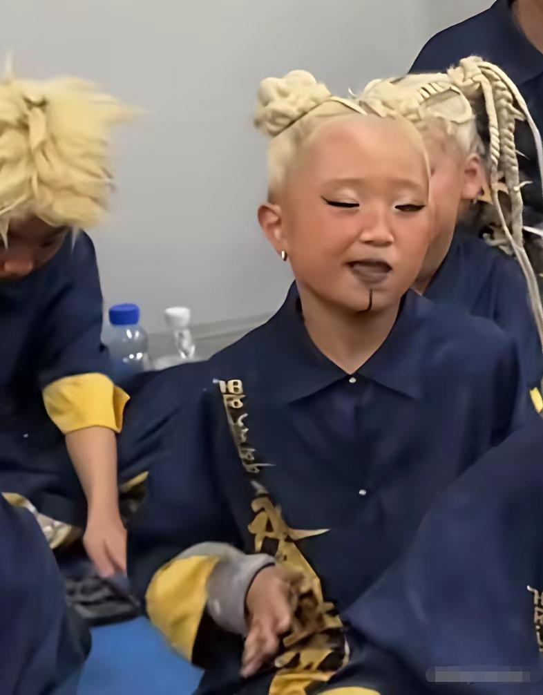 这是什么舞蹈，小小年纪一定要这么化妆的吗？这种表演的艺术到底咋样不清楚，但是这个