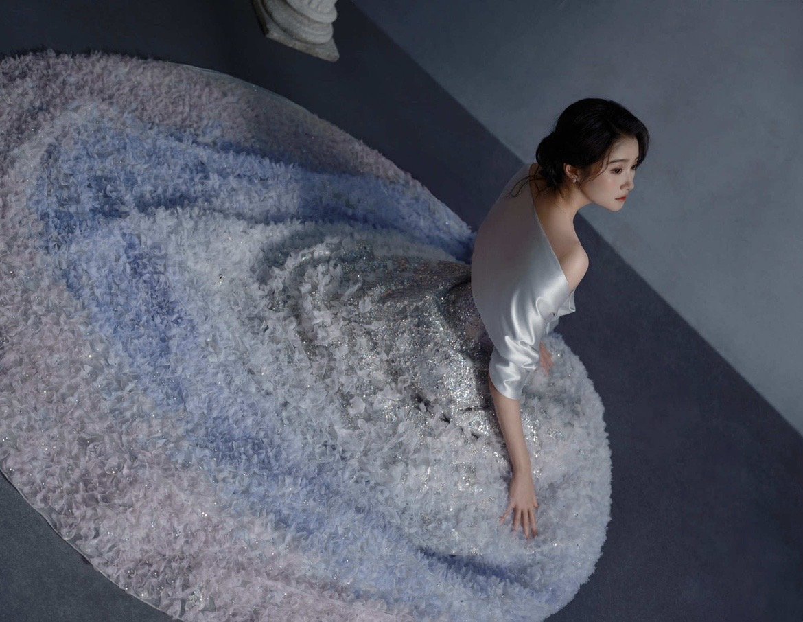 关晓彤王牌审美关晓彤缎面披肩 关晓彤王牌审美，这太美了 ​​​