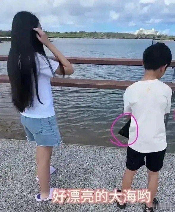 大S儿子跟奶奶和保姆在一起，一直抱着平板，小小年纪就已经是平板一族了。 ​​​