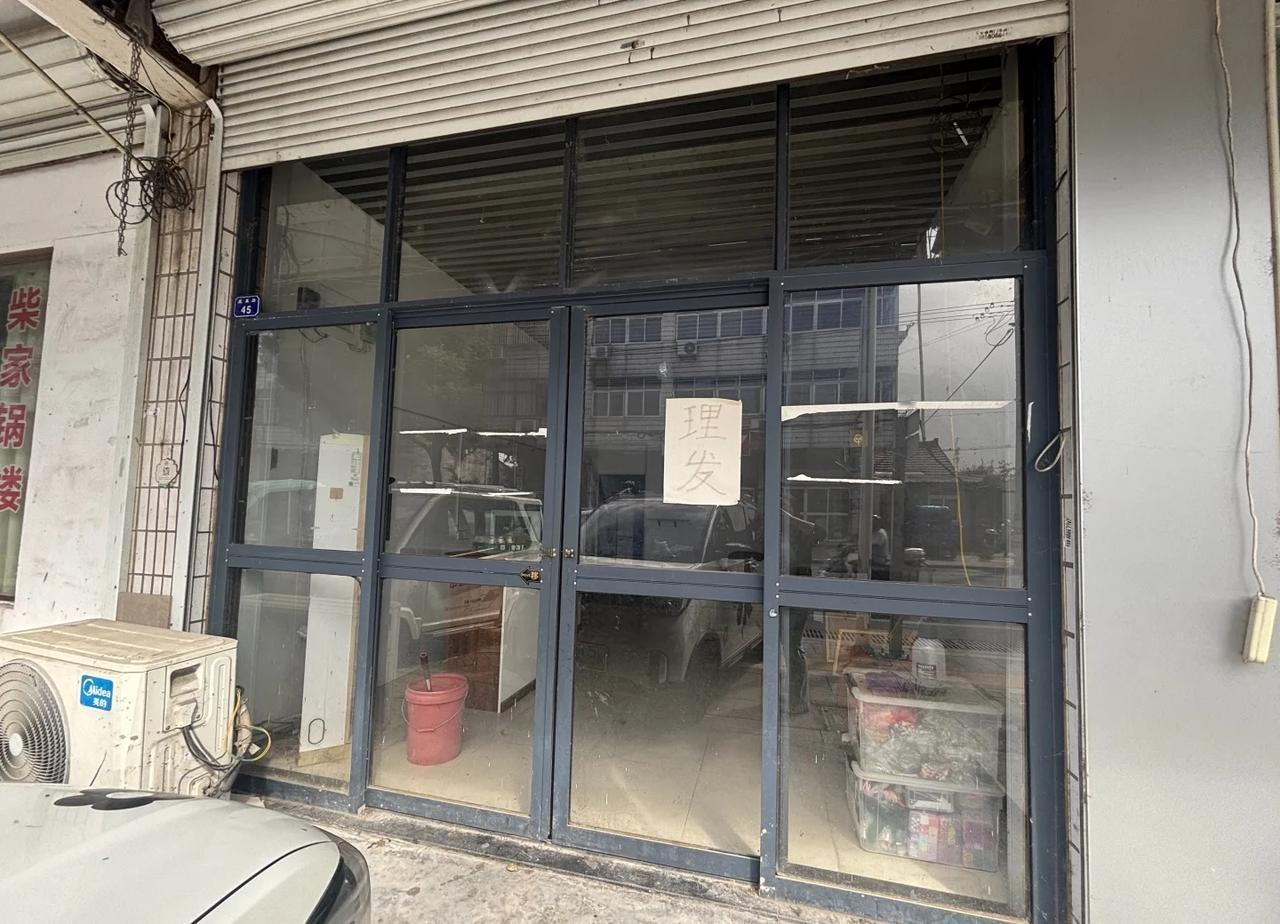 如何做到门窗不换。加一些装饰，像蛋糕店
万能的，请各位刘亦菲彭于晏帮忙想想办法，