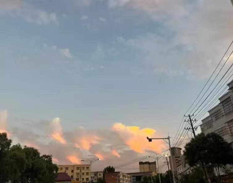 错过了你 确实挺难过 也挺遗憾但是我回过头想想 就算咱俩真的在一块了 可能也没有
